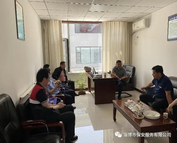 公司黨委書記、董事長(zhǎng)竇文鋒陪同省公安廳駐點(diǎn)組、市公安局治安支隊(duì)領(lǐng)導(dǎo)對(duì)我公司進(jìn)行專項(xiàng)檢查.jpg